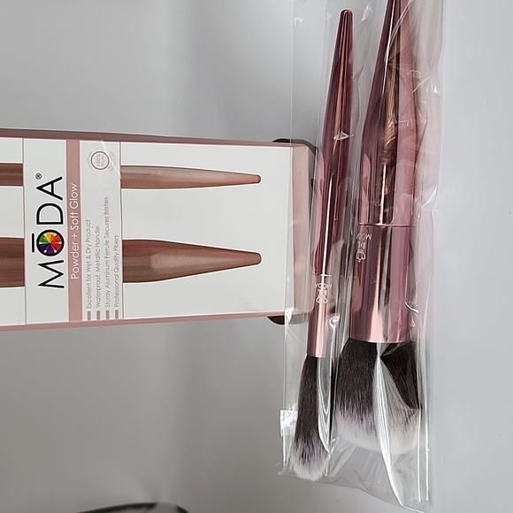 Moda Powder + Soft Glow Brush Set in Rose Gold - Picture 5 of 13